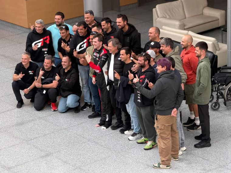 Juan Cruz Yacopini recibió a su equipo y volvió a utilizar su overol de carrera Juan Cruz Yacopini recibió a su equipo y volvió a utilizar su overol de carrera