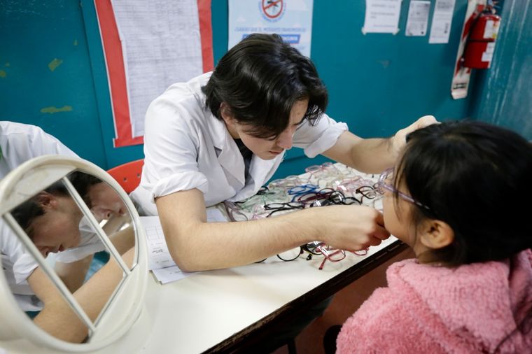 Los jóvenes aprenden a interpretar recetas y confeccionar anteojos