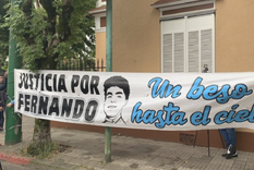 Los vecinos de la ciudad de Dolores se solidarizan con los padres de Fernando. Los vecinos de la ciudad de Dolores se solidarizan con los padres de Fernando.