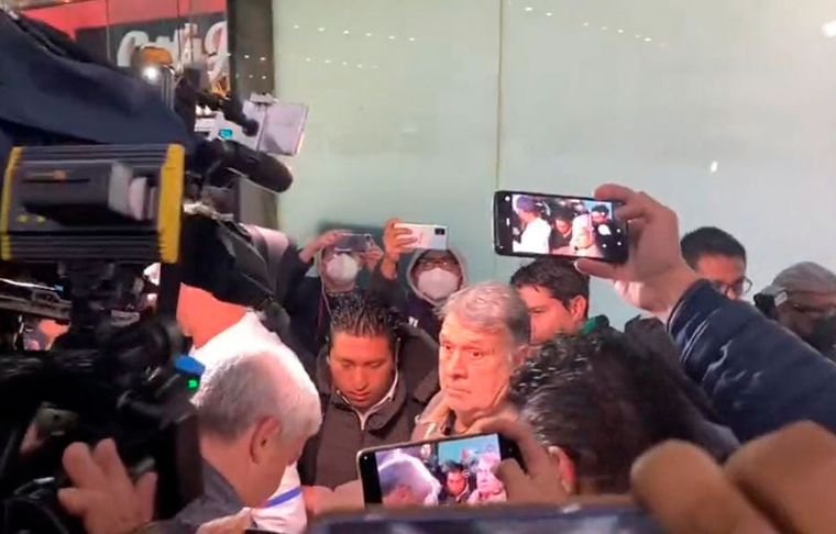 El Tata Martino no vivió un momento agradable en su arribo a México. Foto: @ESPNmx