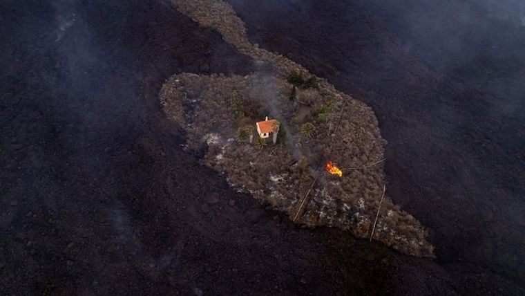 La residencia fue bautizada la casa milagrosa por haber sido afectada por el devastador paso de la lava, como muchas otras. Foto: ALFONSO ESCALERO