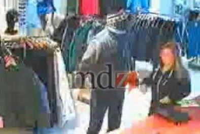 MDZol | El video muestra al delincuente apuntándole a la encargada. Foto: MDZ