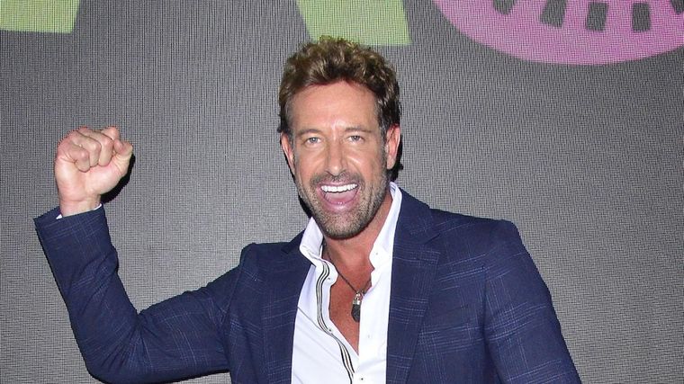 Gabriel Soto sorprendió a sus fans con una foto muy sensual.