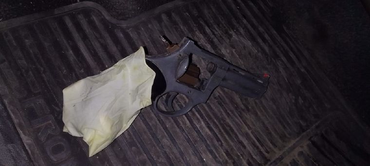 Arma calibre 32 que utilizaban los delincuentes para cometer los robos Foto: Ministerio de Seguridad