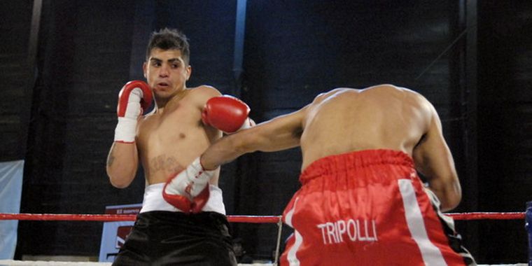 El Tatú mostró su autoridad. Su rival tan sólo le aguantó un asalto. Foto: Gonzalo Bravo / MDZ