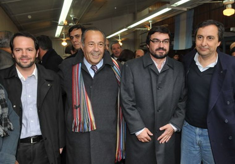 De Marchi, rodeado de peronistas disidentes. Foto: Pachy Reynoso / MDZ