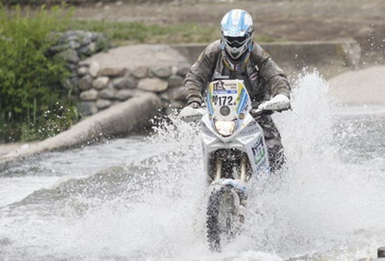 Daniel Merlo cruza con su moto. Foto: Pachy Reynoso/MDZ