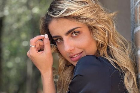 Michelle Renaud enfrenta rumores de embarazo de gemelos.