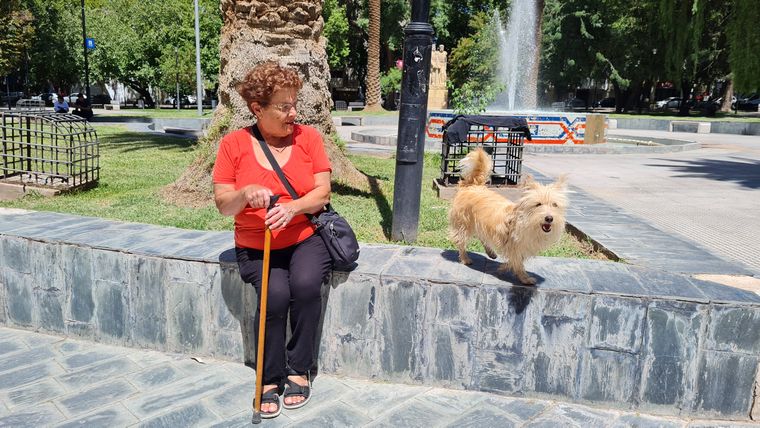 Ana Alicia Blancq y su perra Luna nos regalaron unos minutos de su atención mientras paseaban por la plaza. Ana Alicia Blancq y su perra Luna nos regalaron unos minutos de su atención mientras paseaban por la plaza.