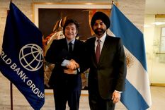 Javier Milei con Ajay Banga, presidente del Grupo Banco Mundial, el organismo que confirmó un nuevo apoyo financiero para el país.&nbsp;