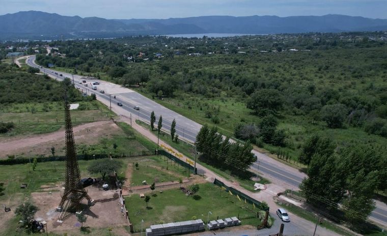 La réplica cordobesa de la torre Eiffel ya fue ensamblada en su nuevo emplazamiento: un barrio cerrado de Villa Parque Síquiman. Foto: Claudio Marchetti