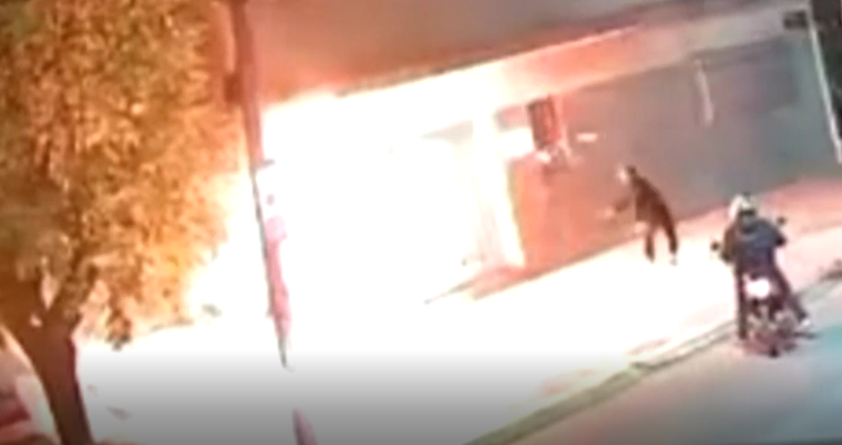 El momento en el que dos atacantes lanzaron dos bombas molotov contra un colegio católico.