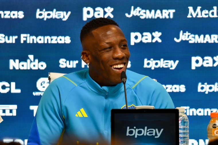 Advíncula quedó en jaque con una de las preguntas que le hicieron durante la rueda de prensa. Foto: @LigaAFA