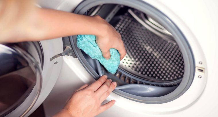 Una recomendación sencilla de limpieza es dejar la puerta de la lavadora abierta después de cada uso. Foto: Archivo Una recomendación sencilla de limpieza es dejar la puerta de la lavadora abierta después de cada uso. Foto: Archivo