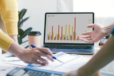 Las tarjetas de crédito bancarias suelen ser limitadas o insuficientes para las necesidades operativas, obligando a los empleados a utilizar sus cuentas personales. Foto: Freepik