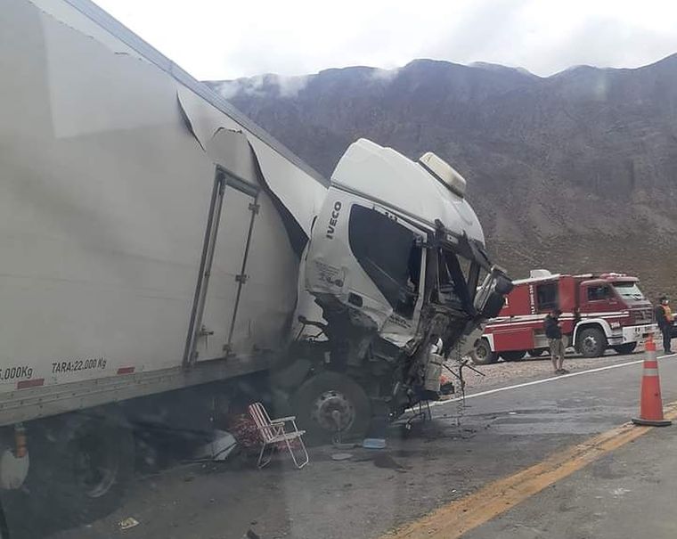 El choque de los camiones se produjo de frente, debido a problemas de visibilidad en la zona