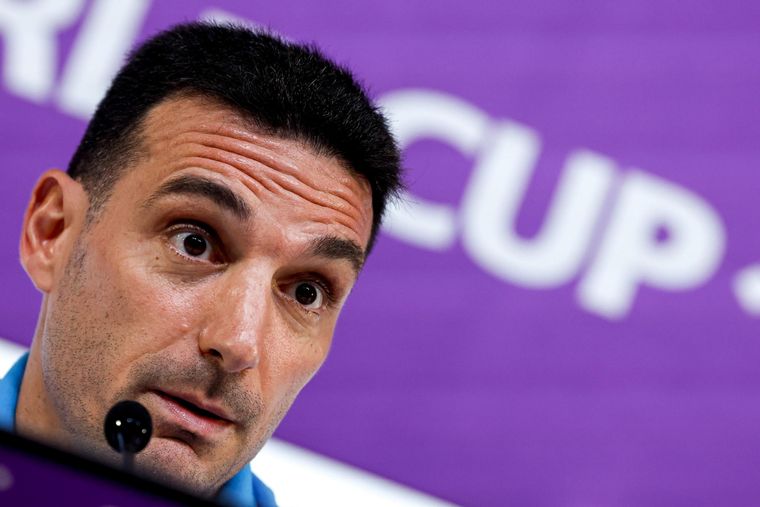 Scaloni se cruzó con un periodista ante las preguntas sobre De Paul. Foto: EFE