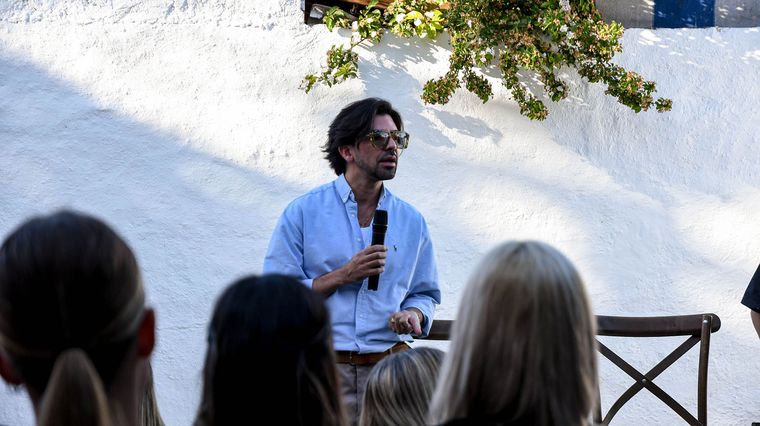 Max Jara dio una pequeña charla de tendencias y cuidados del cabello. Max Jara dio una pequeña charla de tendencias y cuidados del cabello.