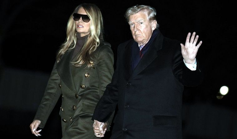 Melania Trump, junto a su esposo Donald, negocian con Vladimir Putin. Foto Efe Melania Trump, junto a su esposo Donald, negocian con Vladimir Putin. Foto Efe