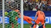 Bart Verbruggen, Jan Paul van Hecke, Micky van de Ven, de Países Bajos, y Daizen Maeda de Japón (en el suelo) en acción durante el partido de la fase de grupos de la Copa Mundial de la FIFA 2026. Bart Verbruggen, Jan Paul van Hecke, Micky van de Ven, de Países Bajos, y Daizen Maeda de Japón (en el suelo) en acción durante el partido de la fase de grupos de la Copa Mundial de la FIFA 2026.