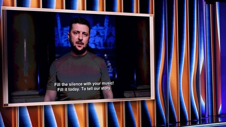 Volodymyr Zelensky se dirigió a los músicos y la audiencia de la 64 edición de los Grammy. Foto: GETTY IMAGES