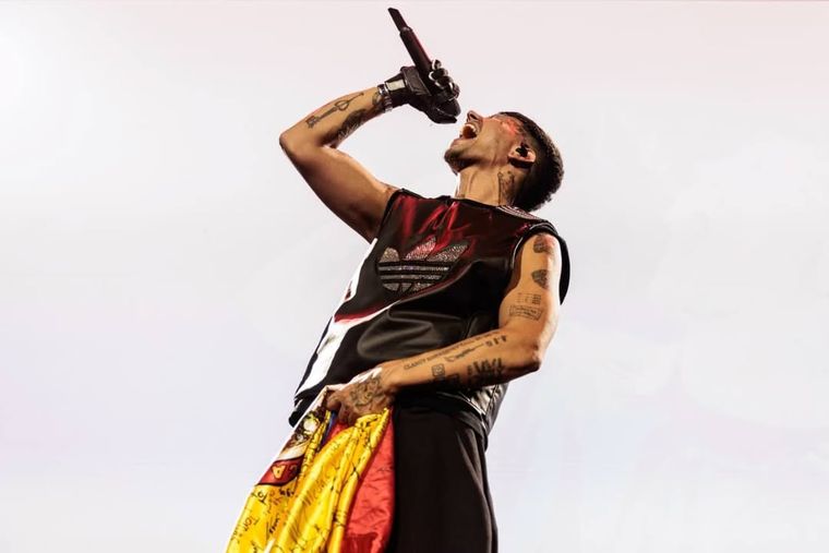 El documental recorre su ascenso desde El Quinto Escalón hasta sus shows en River y el Santiago Bernabéu. El documental recorre su ascenso desde El Quinto Escalón hasta sus shows en River y el Santiago Bernabéu.