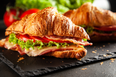 Disfruta de un croissant sandwich: un toque francés en tu mesa Foto: Shutterstock