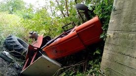 Un trabajador rural intentó ceder el paso a un camión en la Ruta 12, pero desbarrancó y el tractor se precipitó al vacío en Entre Ríos. Un trabajador rural intentó ceder el paso a un camión en la Ruta 12, pero desbarrancó y el tractor se precipitó al vacío en Entre Ríos.