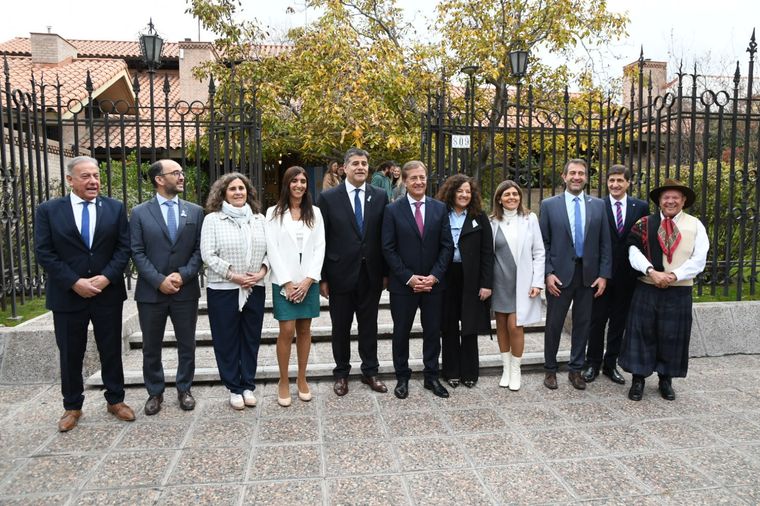 El gabinete de Rodolfo Suarez. Foto: ALF PONCE MERCADO / MDZ