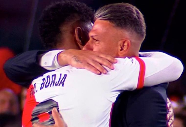 El DT y el goleador se fundieron en un abrazo.