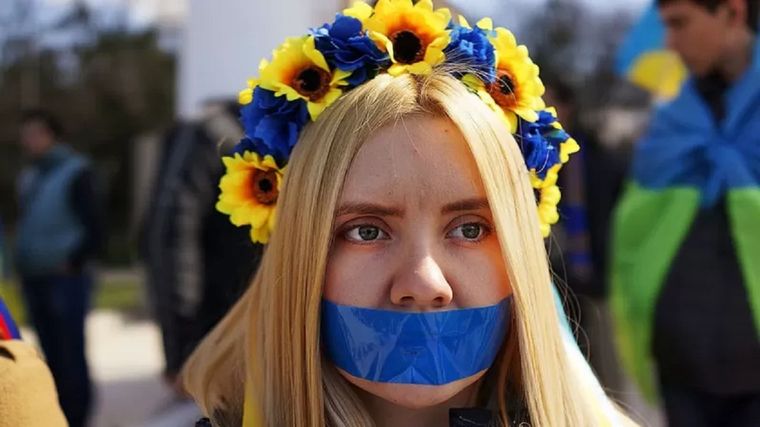 Muchos en Crimea se taparon la boca el 13 de marzo de 2014 en protesta a las fuerzas rusas, defendiendo que la península forma parte de Ucrania. Foto: GETTY IMAGES