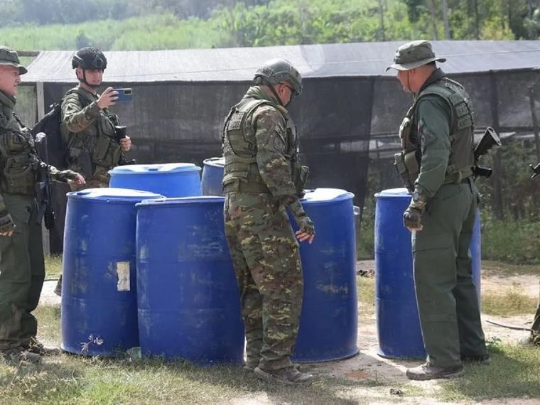 Autoridades venezolanas junto a parte de la droga incautada en el operativo en el estado Zulia. Foto: Sunad | X