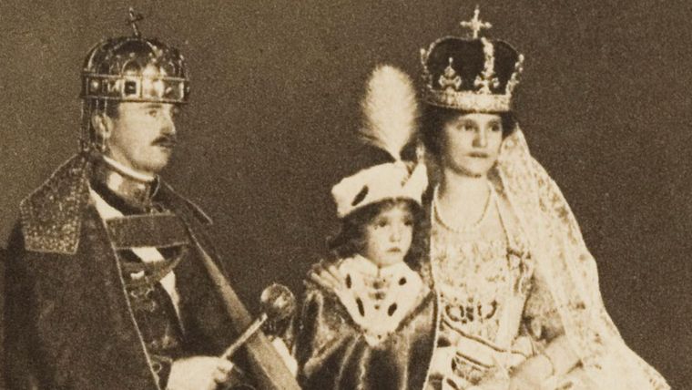 La familia real austriaca poco antes de la caída de la dinastía Habsburgo austrohúngara. El último emperador Carlos I, aquí con su heredero Otto, y la emperatriz Zita, quien hizo desaparecer el diamante Florentino.
