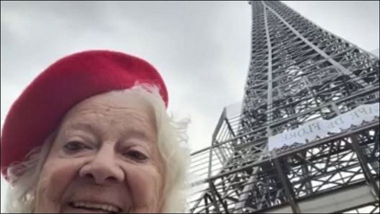 Piru pudo cumplir su sueño de conocer la Torre Eiffel, al menos su réplica en las sierras cordobesas. Foto: Captura de video.