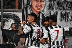 Beso al escudo y sentido de pertenencia. Amor eterno. Beso al escudo y sentido de pertenencia. Amor eterno.