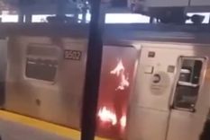 En la imagen se puede ver el interior del tren en llamas Foto: Captura de video