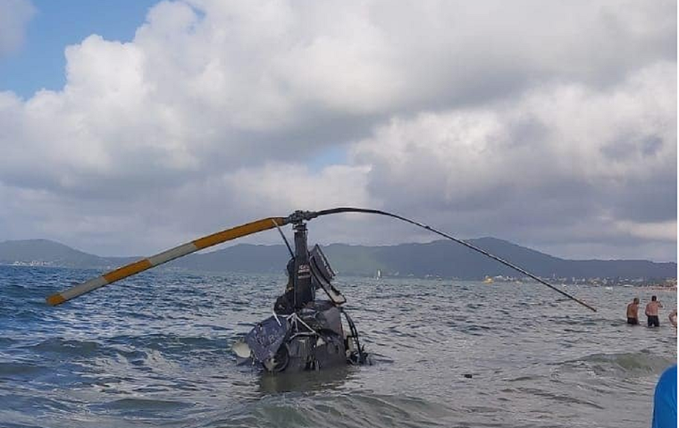 La nave a minutos de caer al mar.