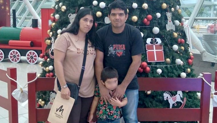 La víctima del femicidio con el acusado y el hijo en común que tenían Foto: Facebook Vanina Videla