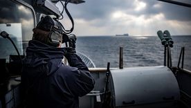 El buque patrullero HSwMS Carlskrona vigila un buque de carga frente a la costa sueca, como parte de la misión Centinela del Báltico de la OTAN.