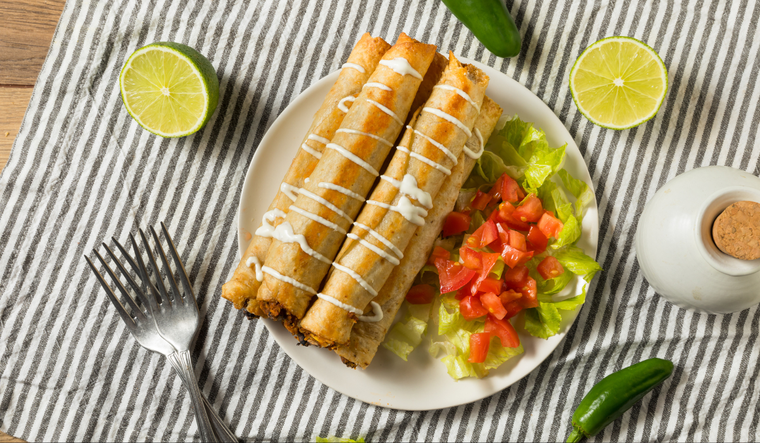 Esta receta es tan popular que suele servirse en fiestas patrias, ferias y antojitos callejeros, acompañada de crema, queso y salsa picante, representando la esencia del sabor mexicano. Esta receta es tan popular que suele servirse en fiestas patrias, ferias y antojitos callejeros, acompañada de crema, queso y salsa picante, representando la esencia del sabor mexicano.