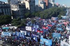 en medio de la interna, las organizaciones albertistas marchan por el dia del trabajador