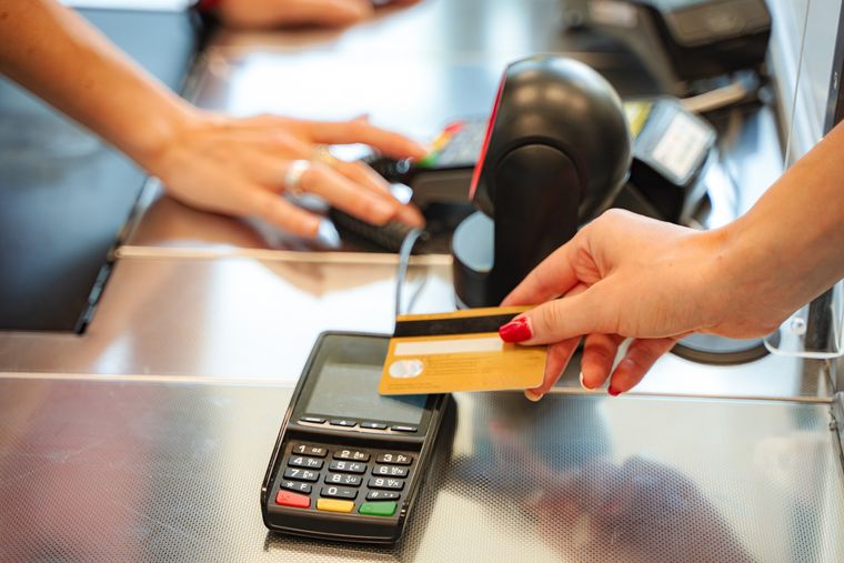 Las tarjetas de crédito usan un sistema de pago sin contacto. Las tarjetas de crédito usan un sistema de pago sin contacto. 