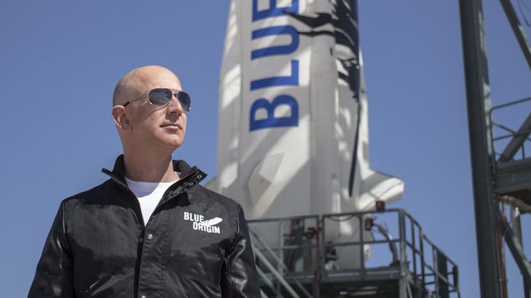 Bezos, dueño de Blue Origin. Foto: Hipertextual.