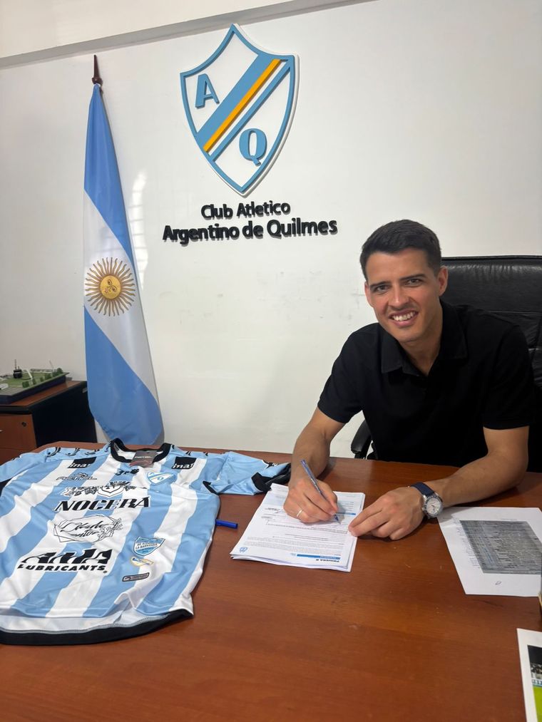 Zárate ya había plasmado su firma en el contrato. Zárate ya había plasmado su firma en el contrato.