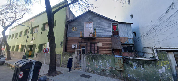 El conventillo está ubicado al lado de la Escuela Carlos Ramón Vignale. El conventillo está ubicado al lado de la Escuela Carlos Ramón Vignale.