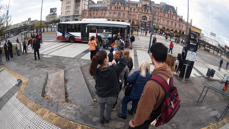 Colectivos en Constitución.