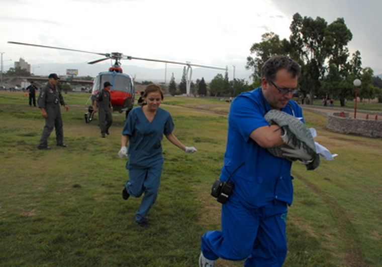 Acaban de bajar a los bebés del helicóptero y los trasladan al hospital Notti. Foto: Marcelo Ruiz / MDZ