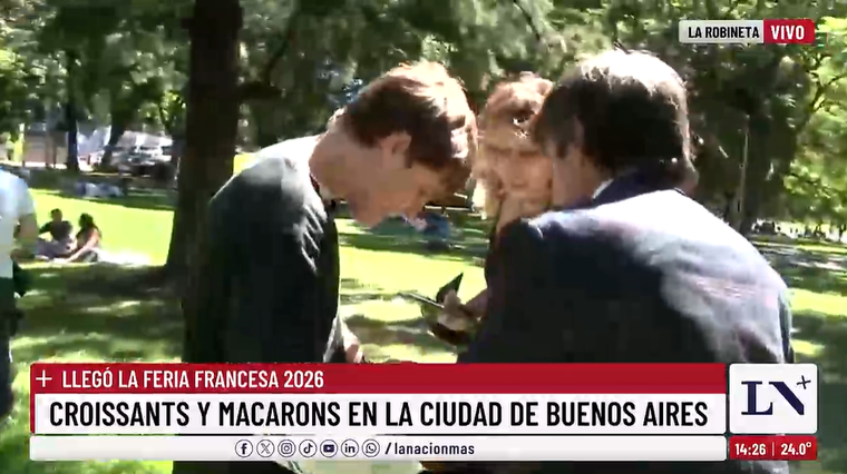 Robertito Funes Ugarte recuperando el capuchón del micrófono. Robertito Funes Ugarte recuperando el capuchón del micrófono.