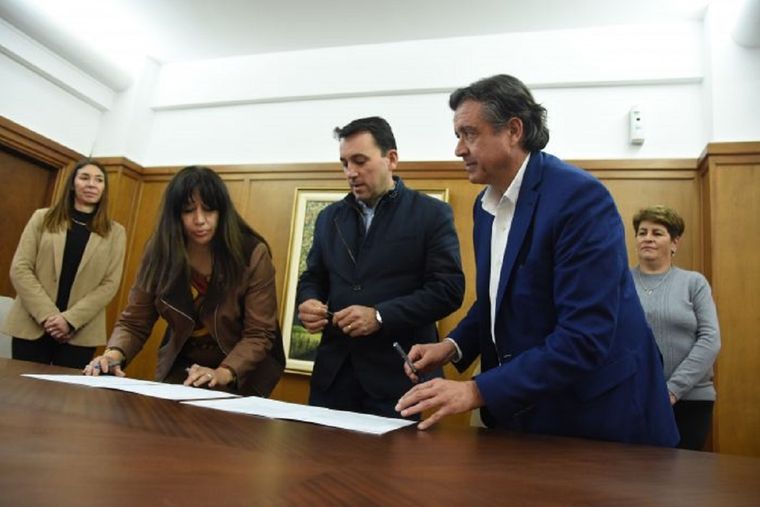Tadeo García Zalazar firmó la adhesión a la capacitación que dará el Gobierno y el primer partido político en sumarse fue la UCR. Foto: Mendoza Gobierno.