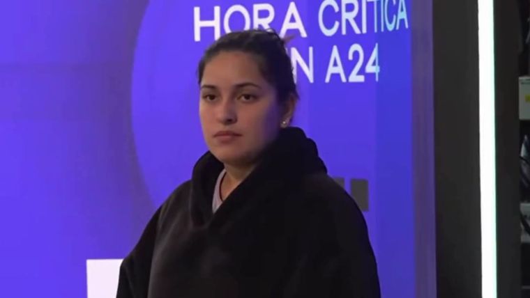 La joven era la acompañante en el auto de apoyo.